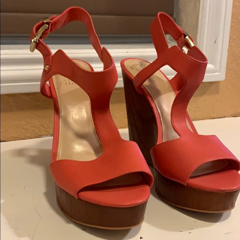 Woman Vince Camuto shoes.